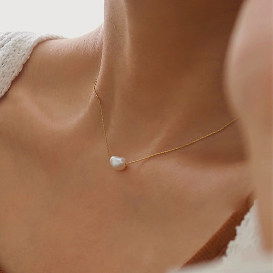 Minimalist necklace with natural baroque pearl