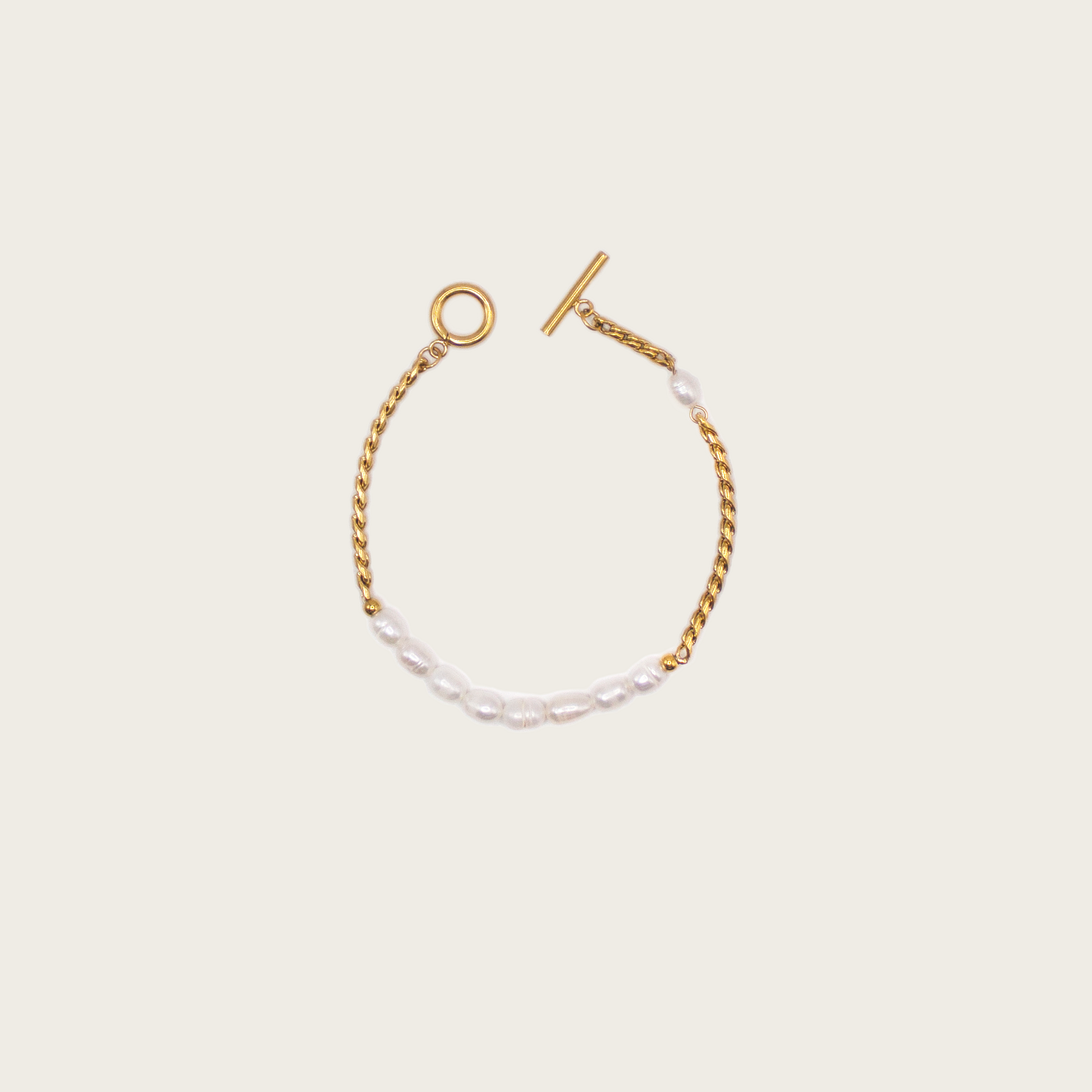 Handcrafted bracelet with natural pearls