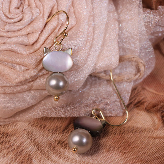 Adorable kitty glass pearl earrings with drop design