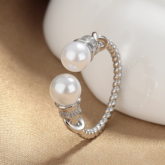 Sophisticated ring featuring two lustrous pearls