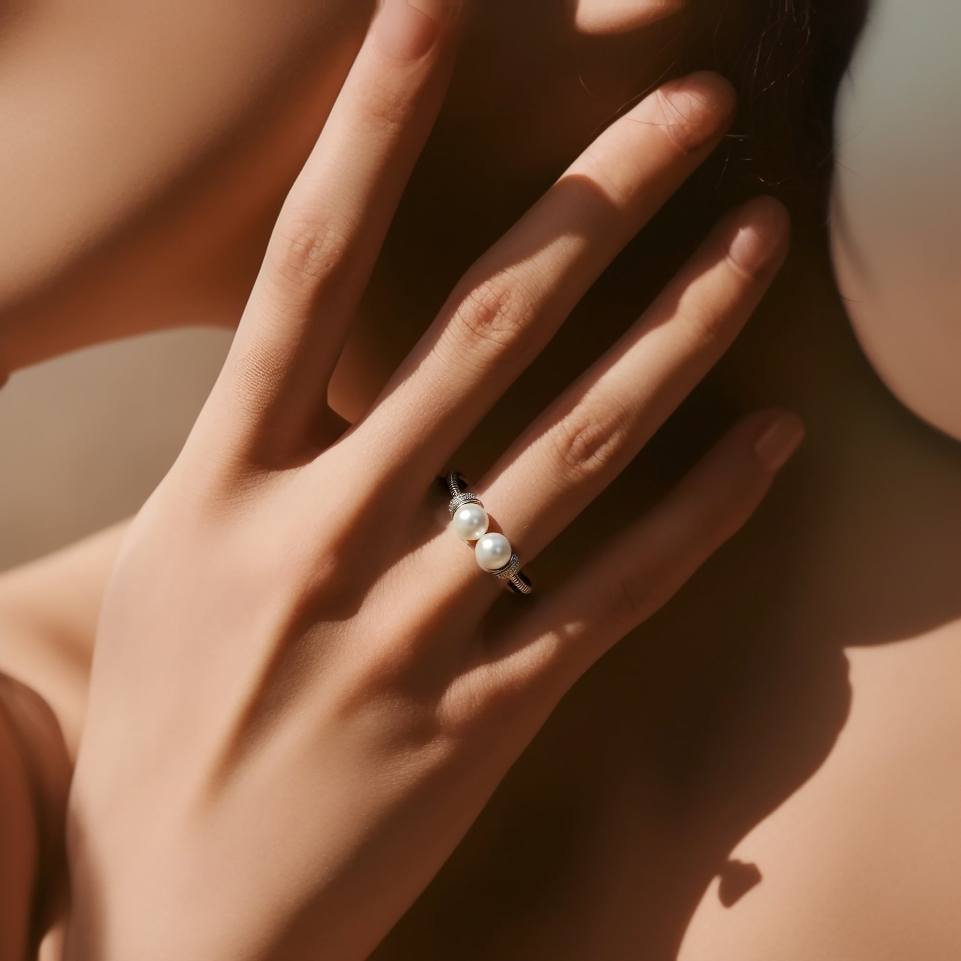 Sophisticated ring featuring two lustrous pearls