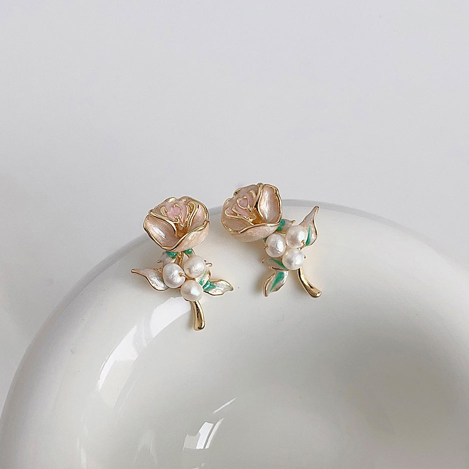 Charming rose design stud earrings with natural pearls