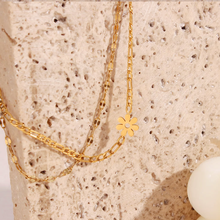 Stylish Figaro chain bracelet featuring daisy details