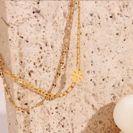 Stylish Figaro chain bracelet featuring daisy details