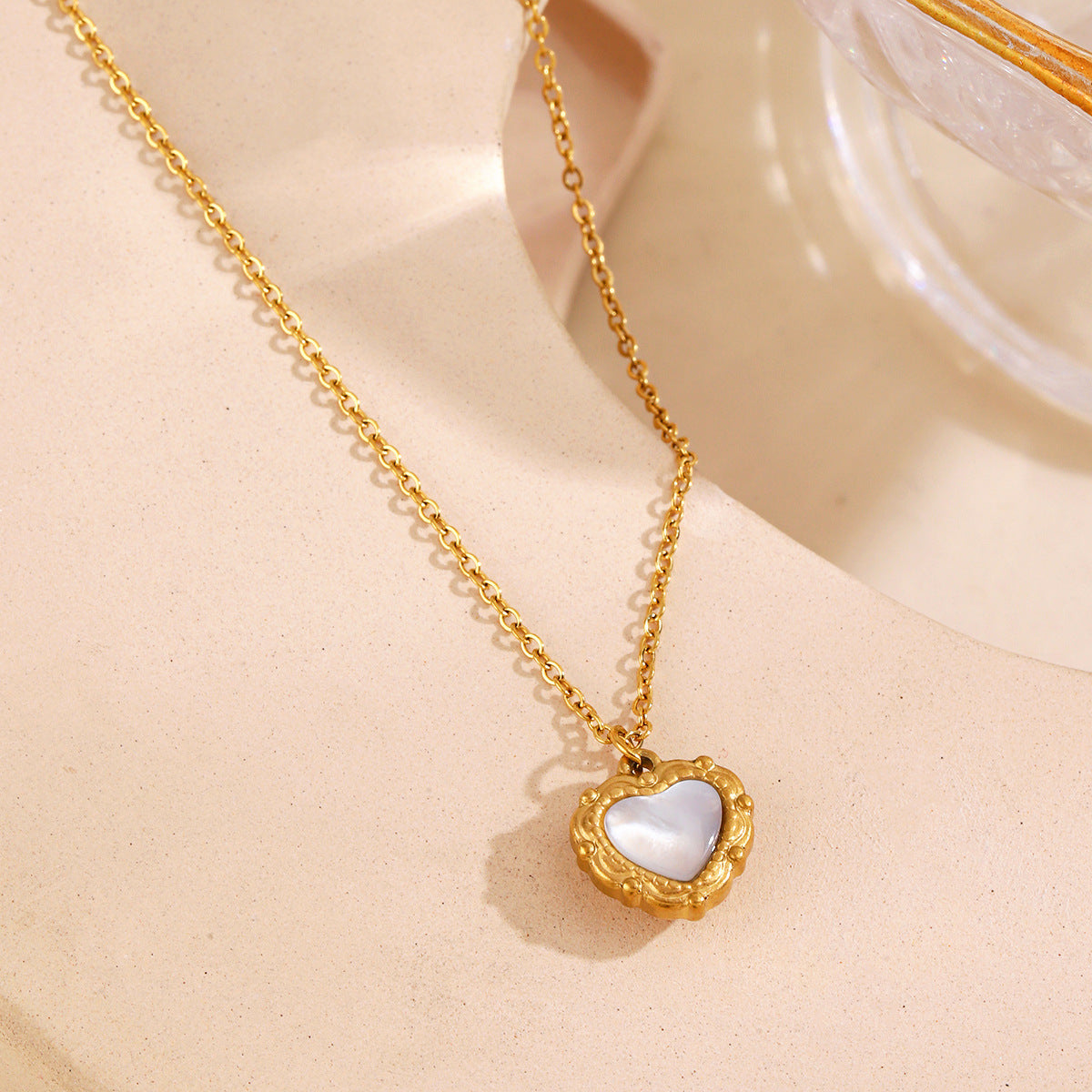 Minimalist necklace with heart-shaped pattern