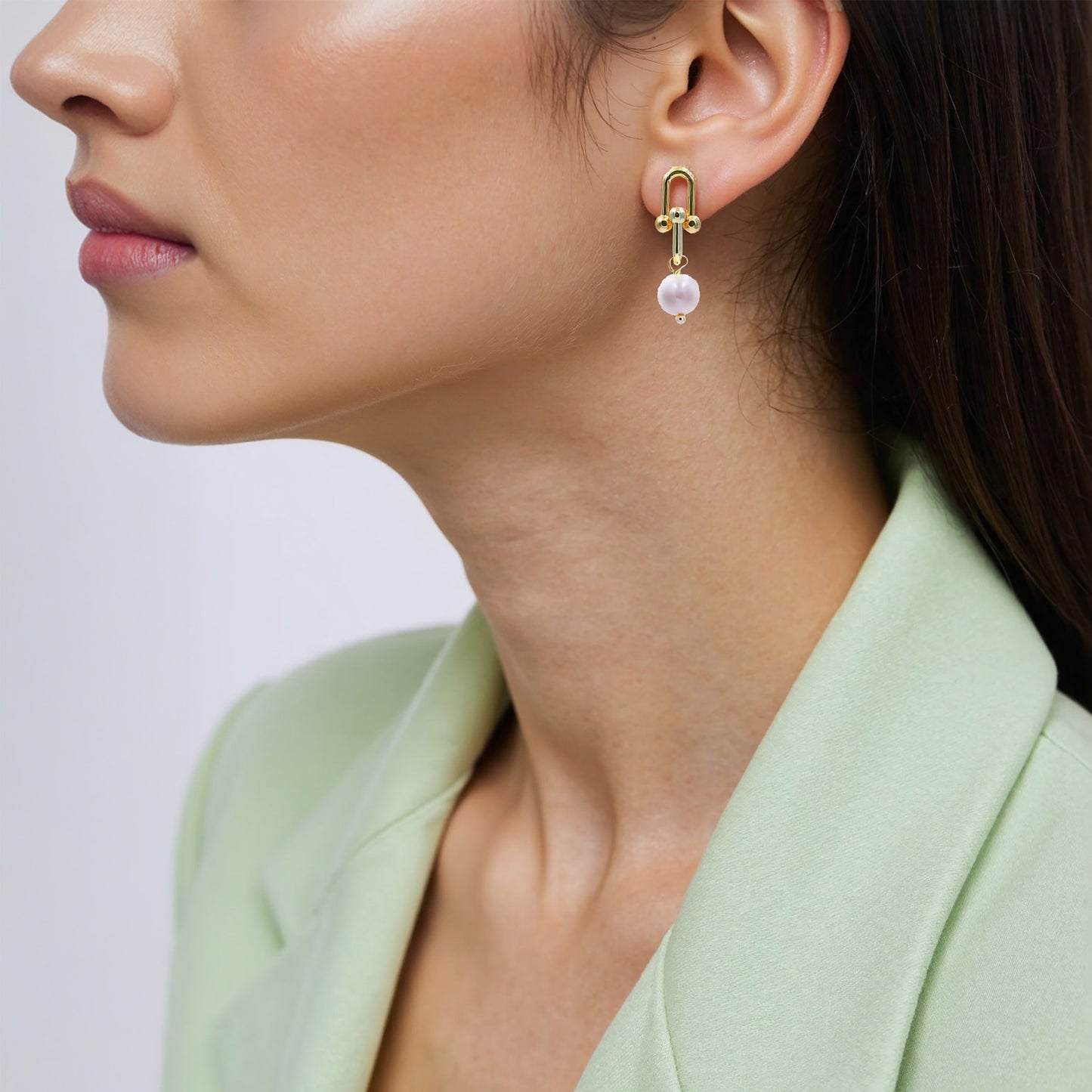 Chic horseshoe chain earrings with baroque pearls