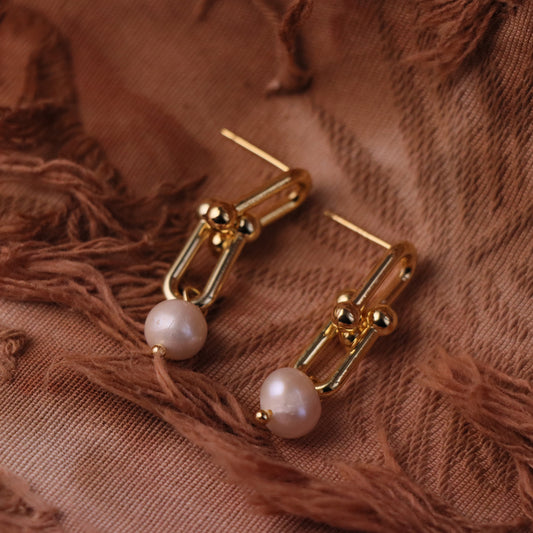 Chic horseshoe chain earrings with baroque pearls