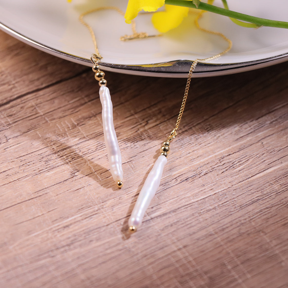 Chic dangling earrings with irregular baroque pearls