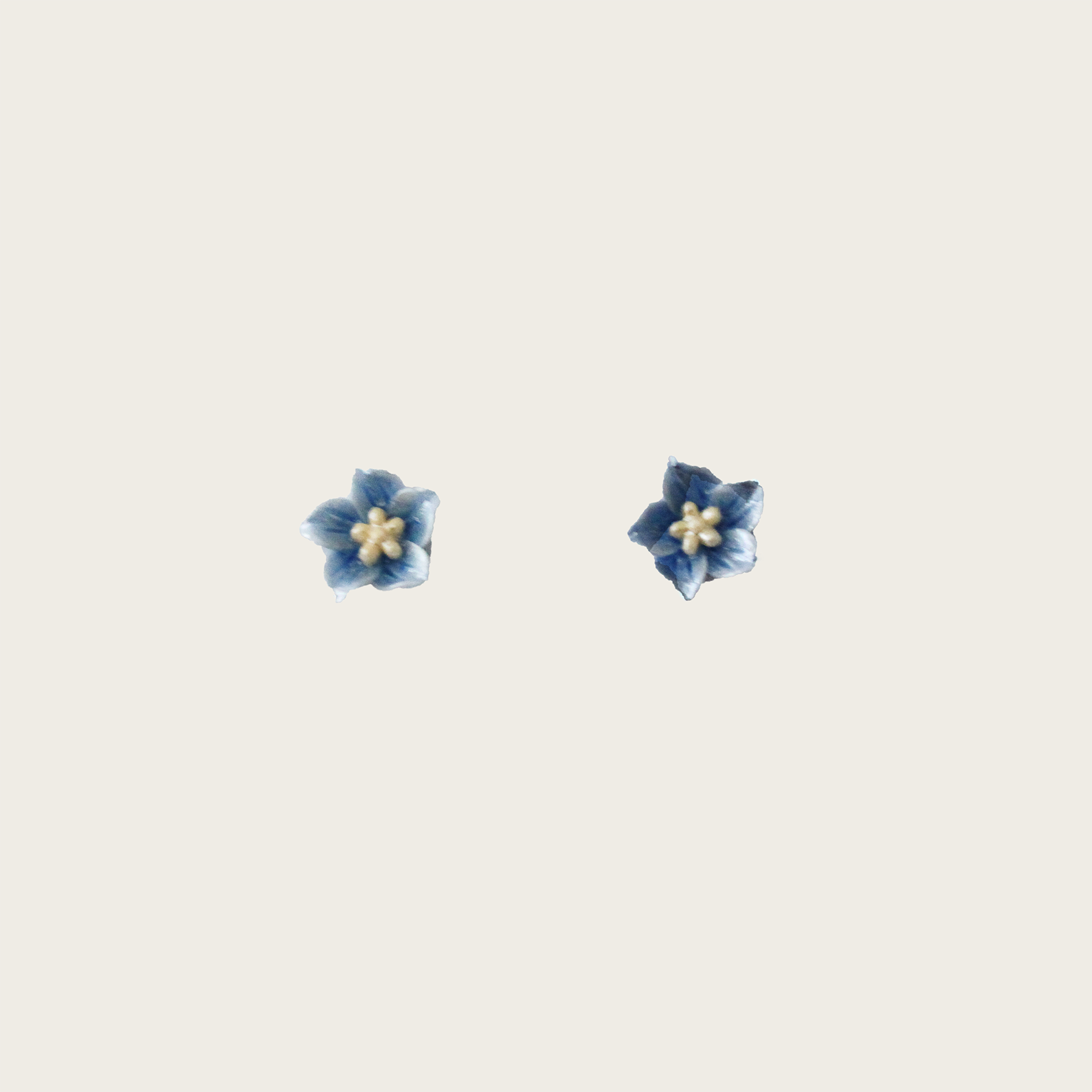 Charming flower-shaped stud earrings in Klein blue