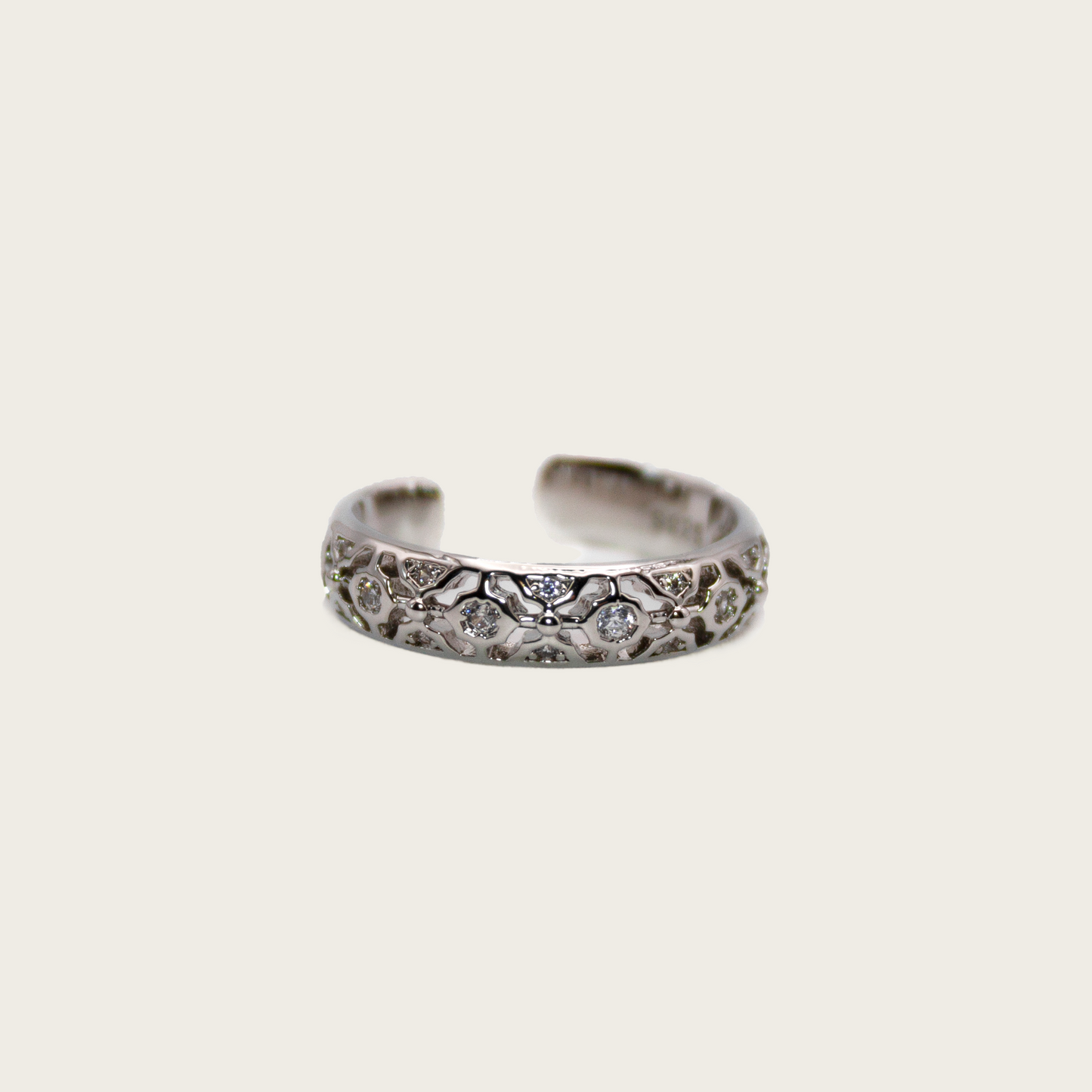 Sleek vintage ring featuring mesh detailing