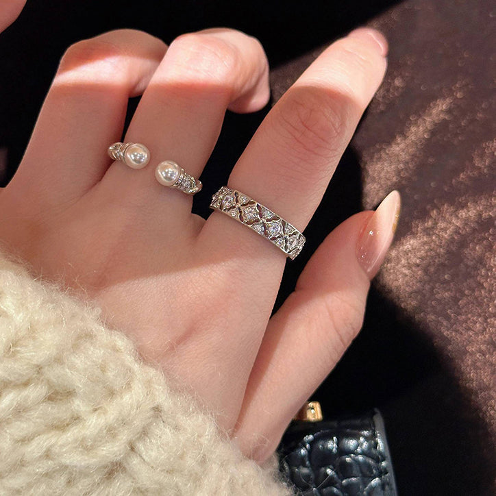 Sleek vintage ring featuring mesh detailing