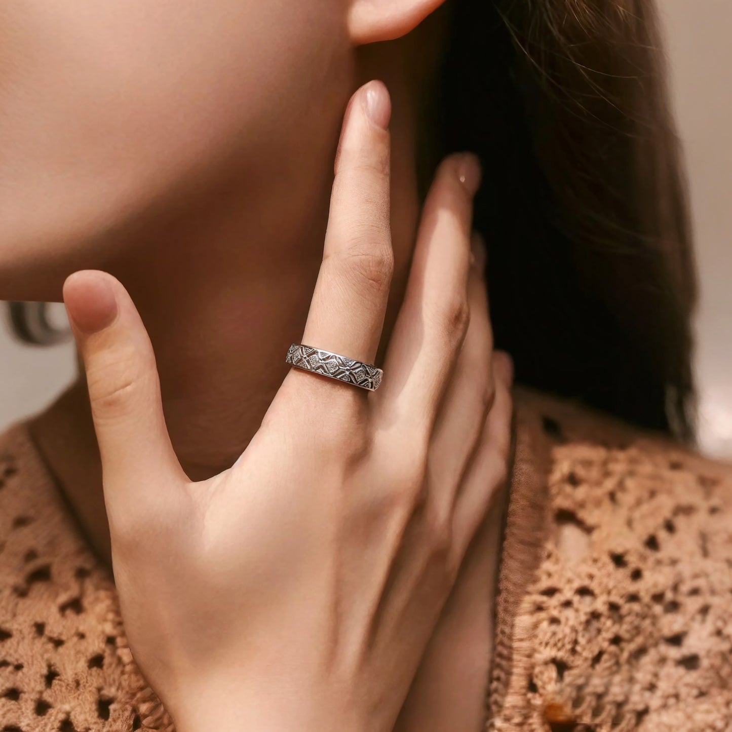 Sleek vintage ring featuring mesh detailing