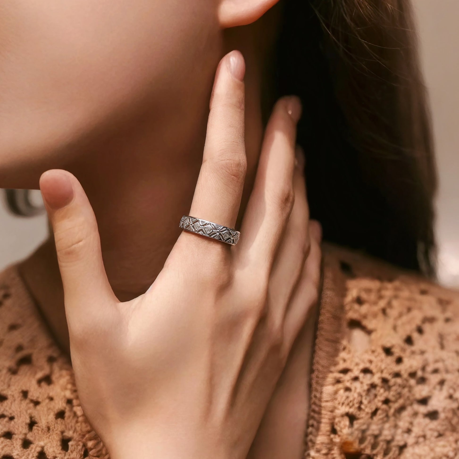 Sleek vintage ring featuring mesh detailing