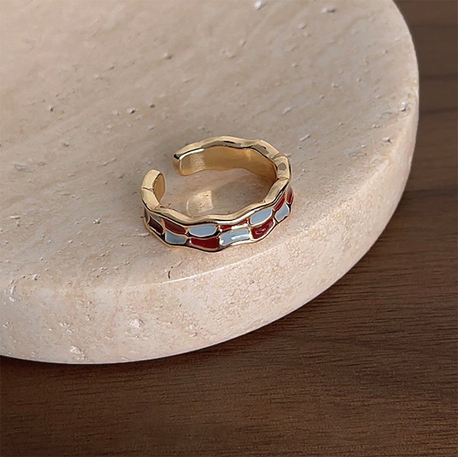 Chic enamel ring featuring subtle Morandi tones
