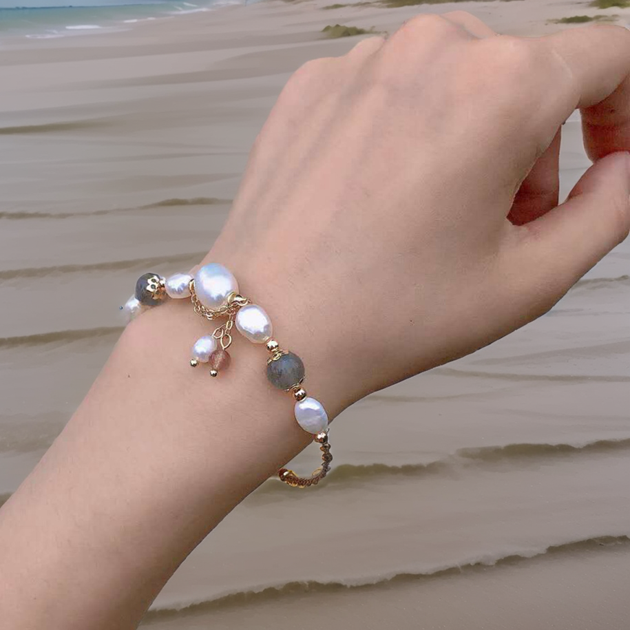 Charming bracelet with natural pearl and moonstone.
