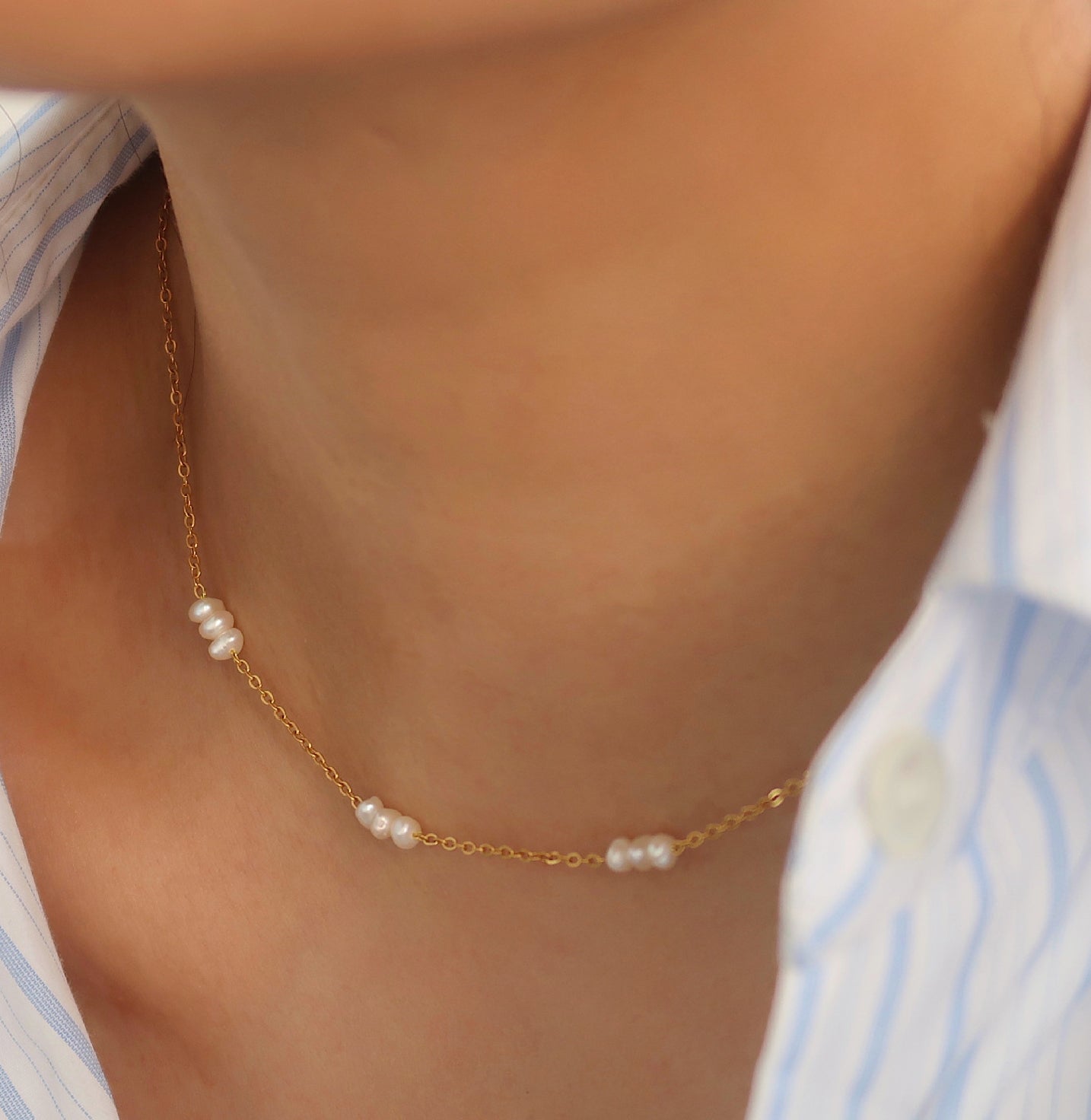 Charming segment necklace with natural pearls.
