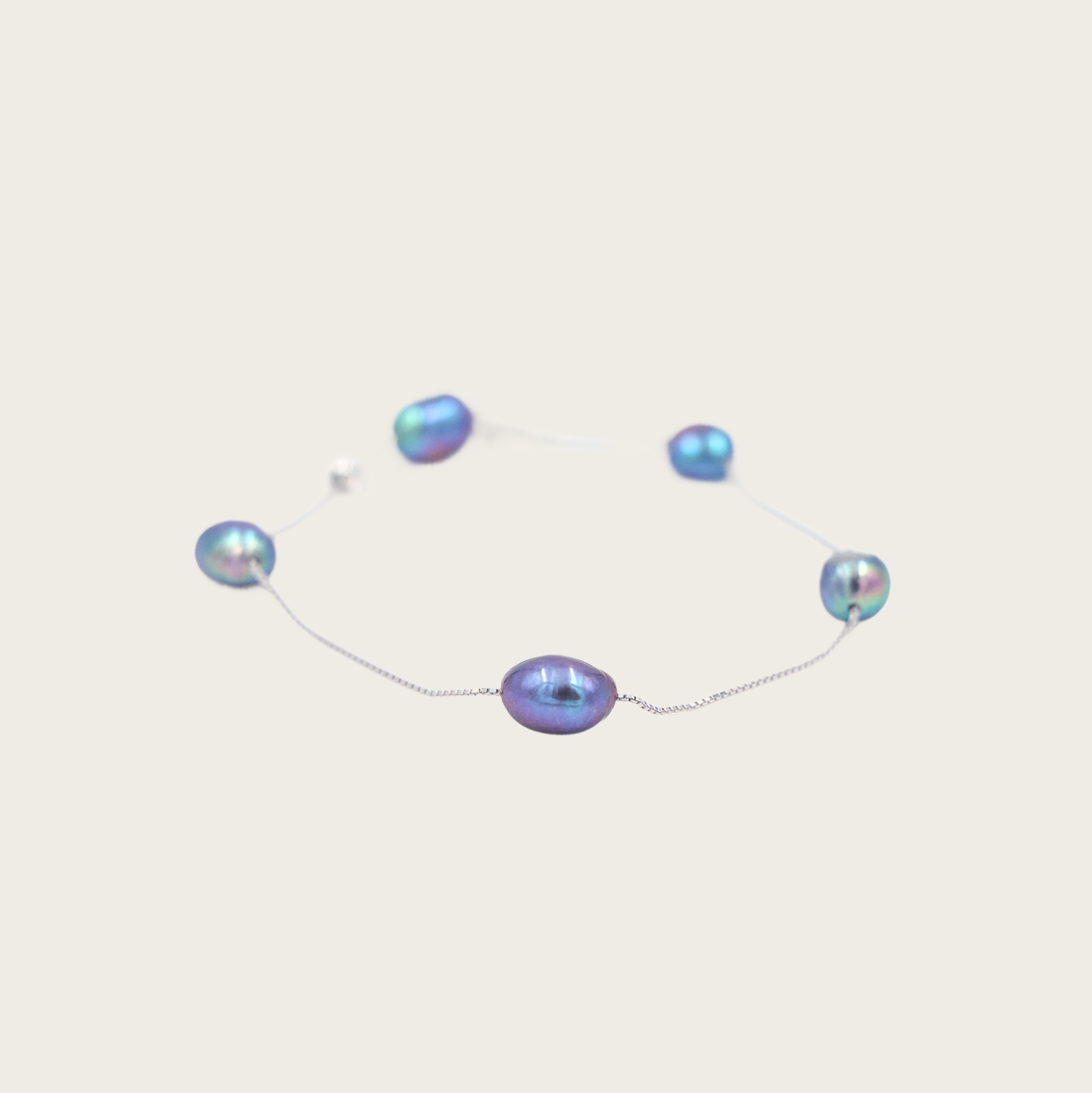 Luxurious peacock baroque pearl bracelet for a sophisticated look