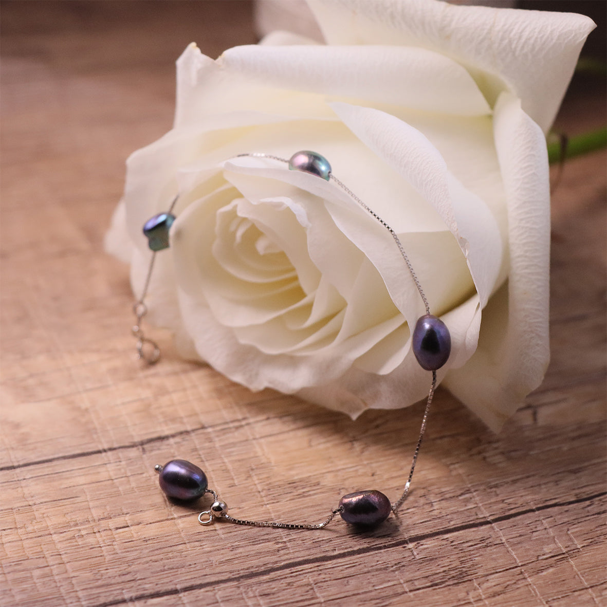 Chic peacock baroque pearl bracelet with distinctive iridescence