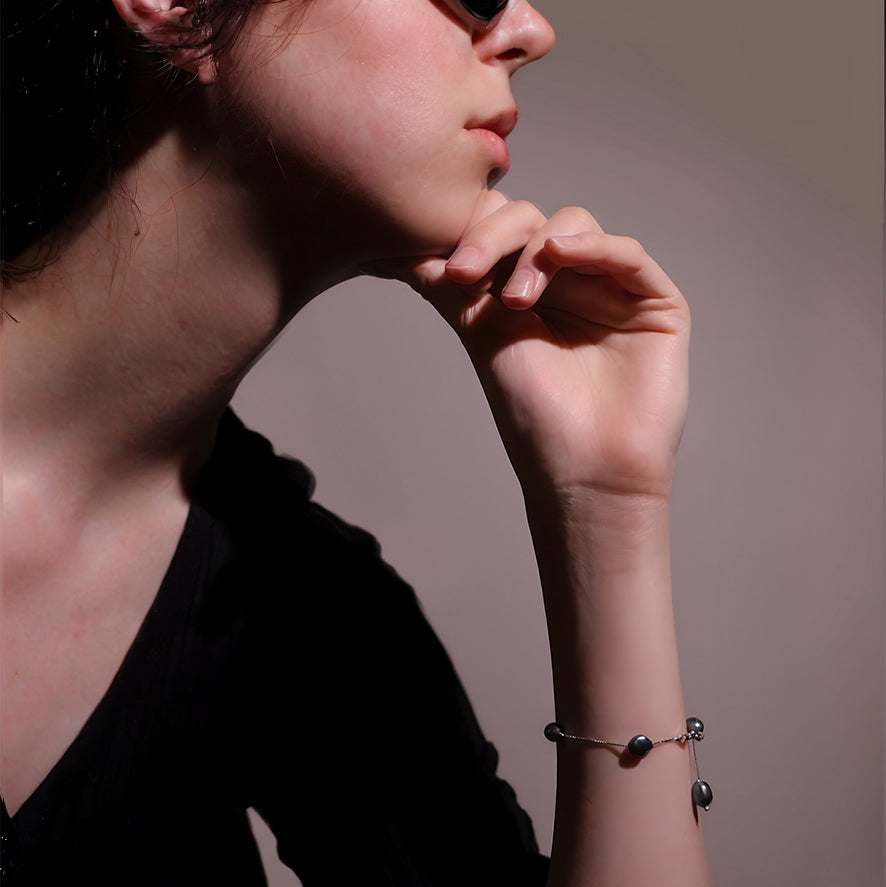 Luxurious peacock baroque pearl bracelet for a sophisticated look