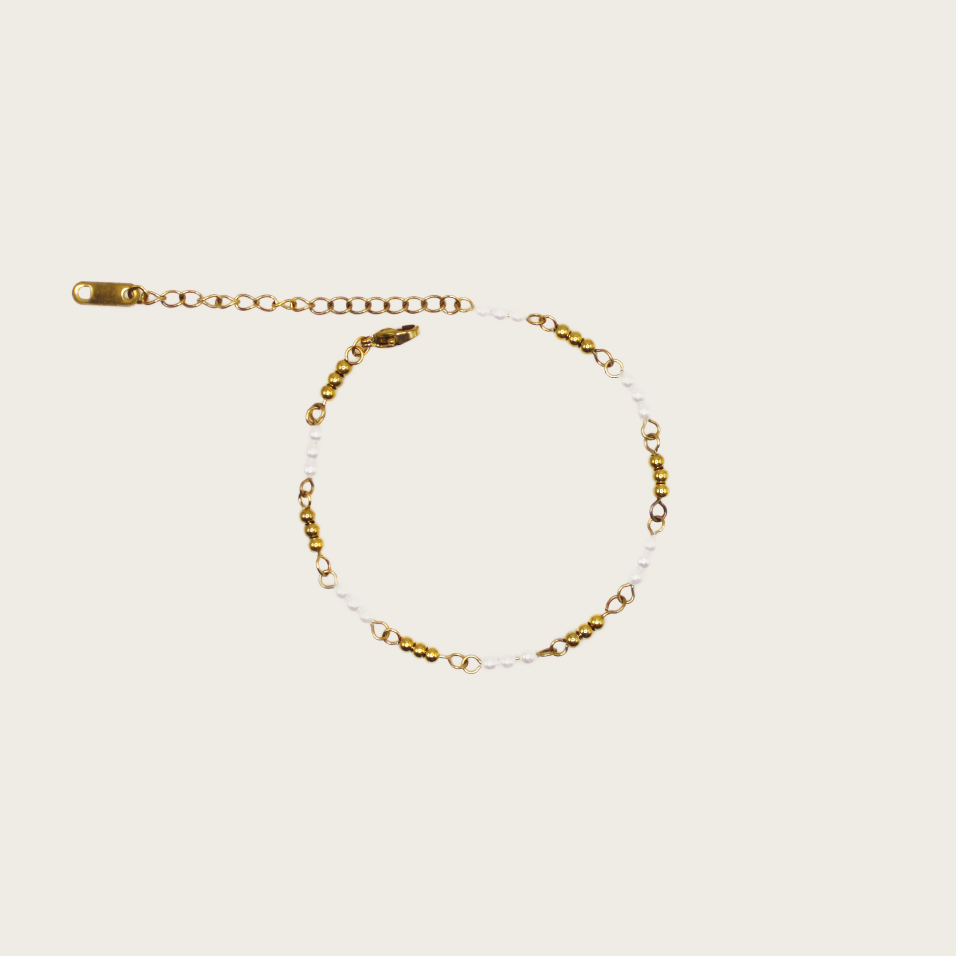 Charming bracelet with delicate pearl details