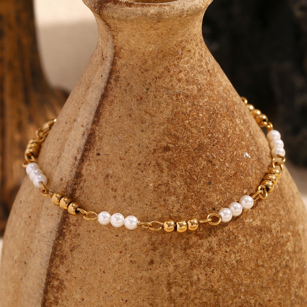 Charming bracelet with delicate pearl details