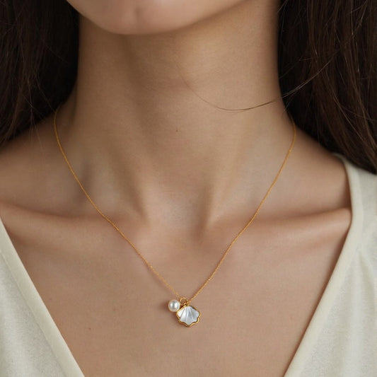 Charming shell-shaped pendant necklace with pearl