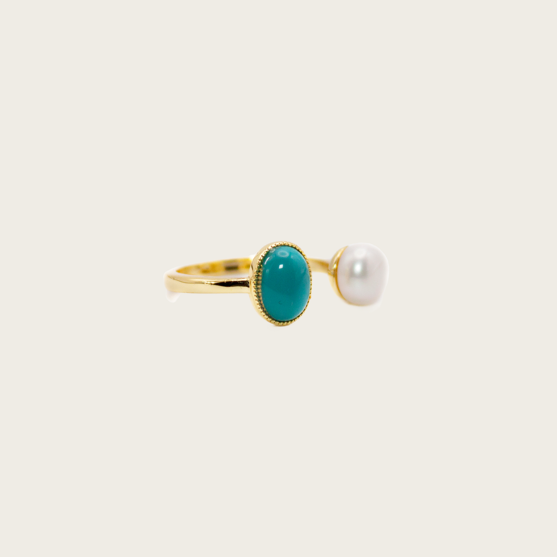 Elegant vintage ring with pearl and turquoise details
