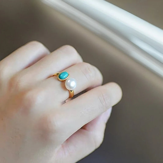 Elegant vintage ring with pearl and turquoise details