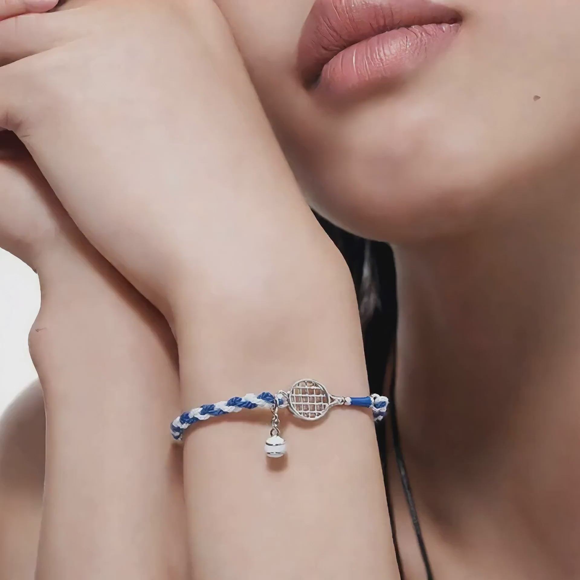 Chic tennis racket cord bracelet, perfect for sports enthusiasts